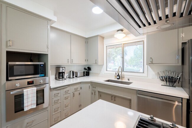 Building Photo - Relaxing 4BR Family Home Near Attractions ...