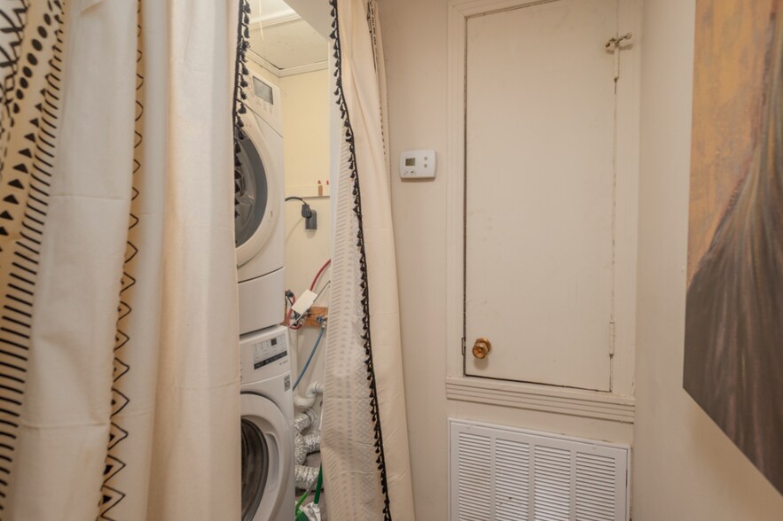 Building Photo - 300 Green St