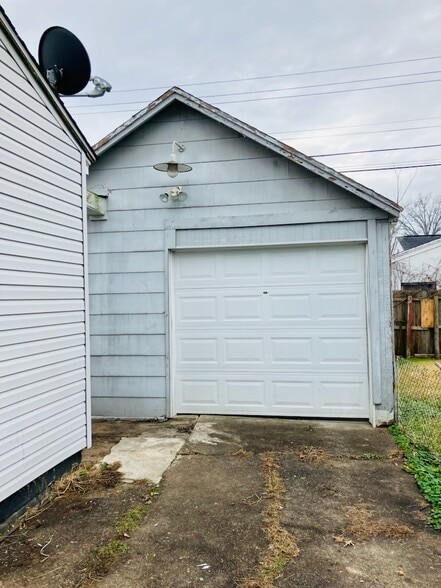 Building Photo - 2633 Knox Ave