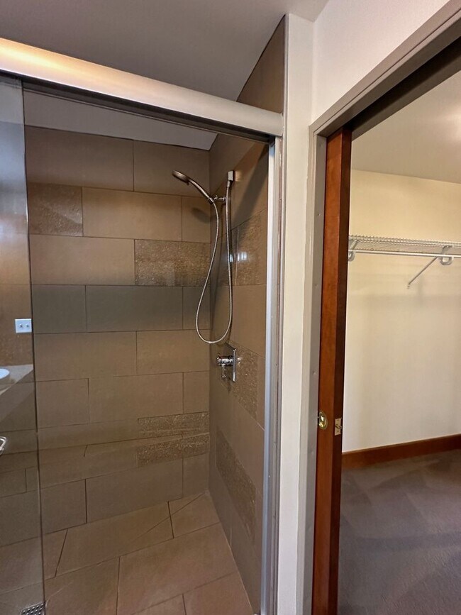 Building Photo - Blue Earth Place-One Bedroom available