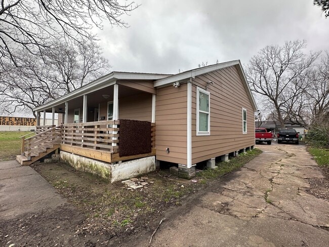Building Photo - 906 Eagle Ave