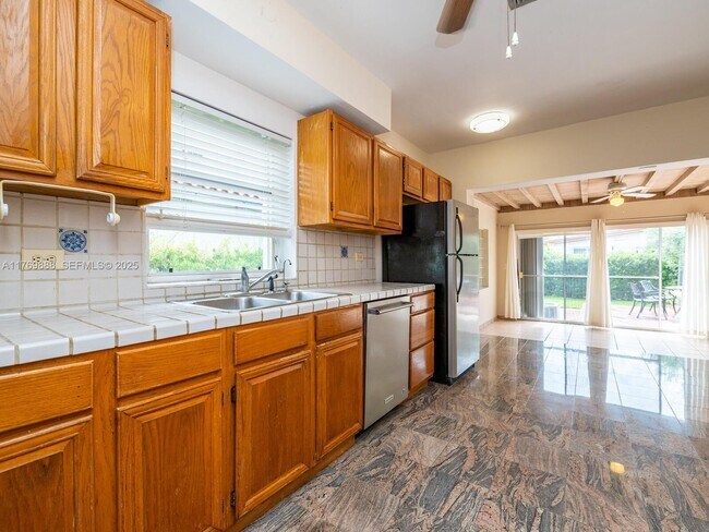 Building Photo - 9441 Byron Ave