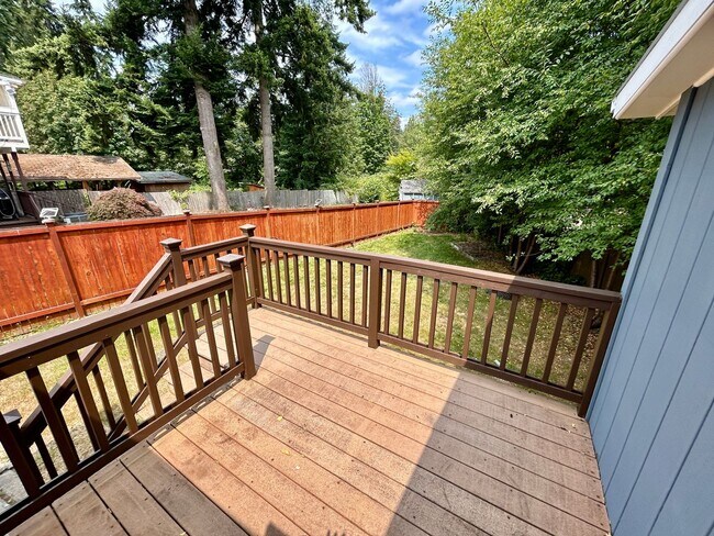 Building Photo - Freshly painted large home near Everett Mall AVAILABLE NOW