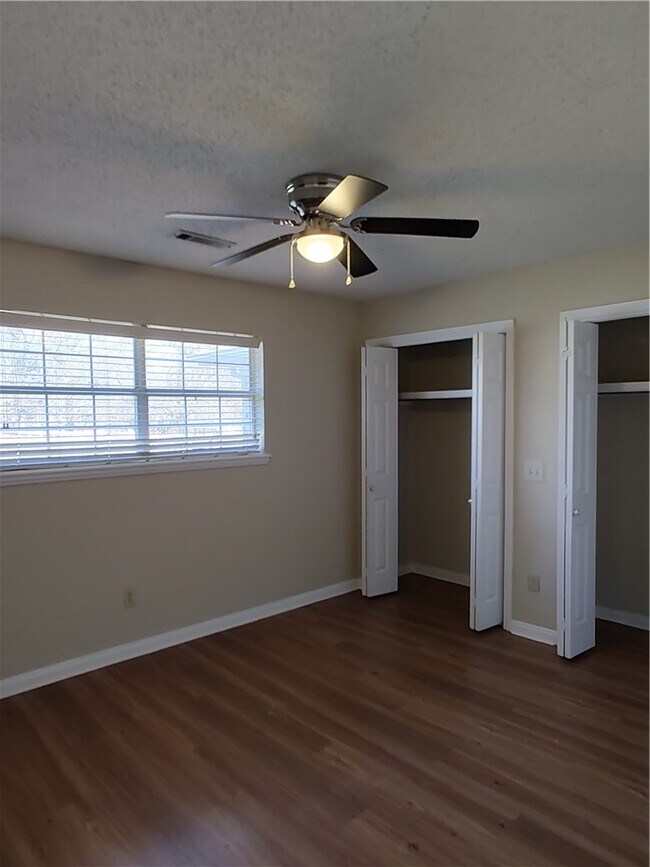 Building Photo - 218 Fox Run Pl