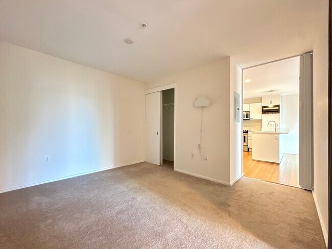 Building Photo - 2 Earhart St