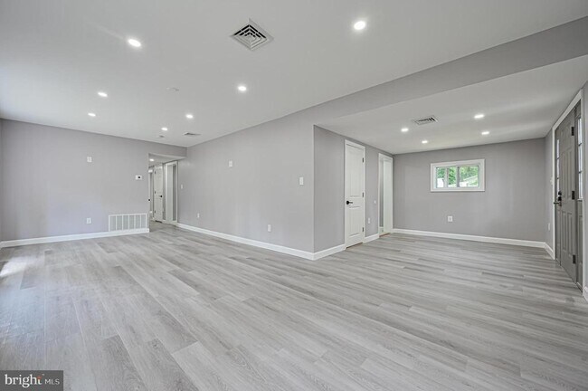 Building Photo - 2722 Sunset Ave