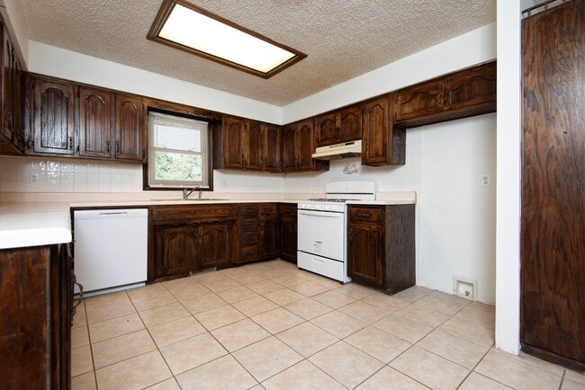 Building Photo - 3839 N Stewart Ave