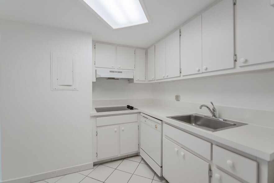 Building Photo - 801 Brickell Bay Dr