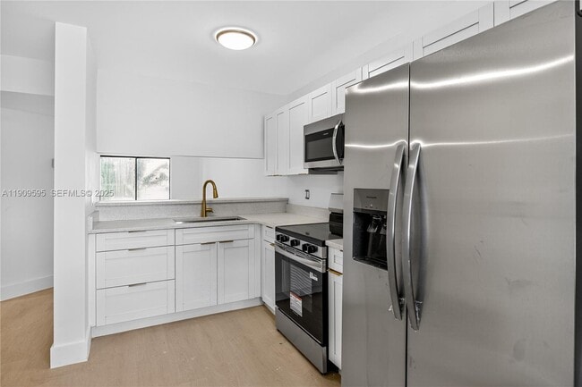 Building Photo - 4198 Lakeside Dr