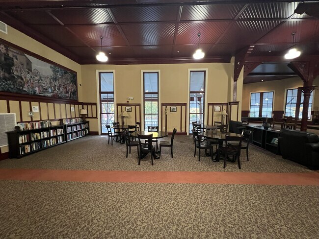 Building Photo - 2601 Hume Dr