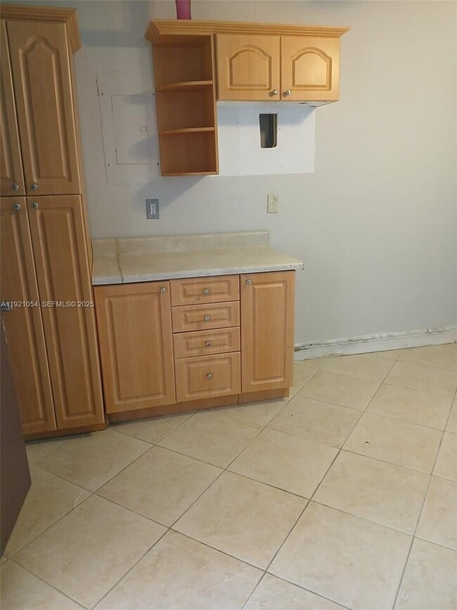 Building Photo - 5550 Lakewood Cir S