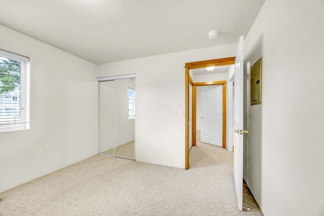 Building Photo - Comfortable 2-Bedroom Apartment in Desirable East Medford