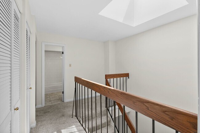 Building Photo - Spacious 1,440 SF Central West End Home with Garage Parking, Pool Access & Close to BJC/WashU