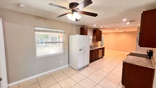 Building Photo - Beautiful 4 Bedroom 2 Bath Home!