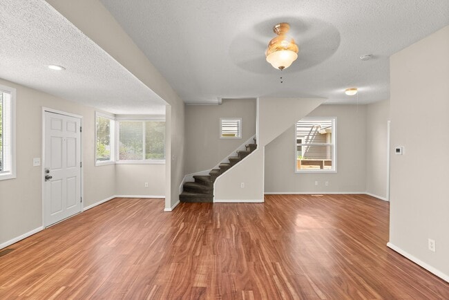 Building Photo - 4bed/2 bath Portland Charmer