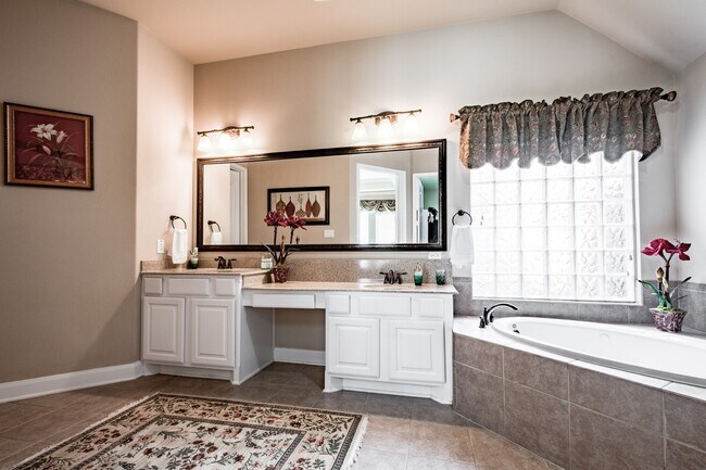 Building Photo - 20050 Mitchell Cove Dr