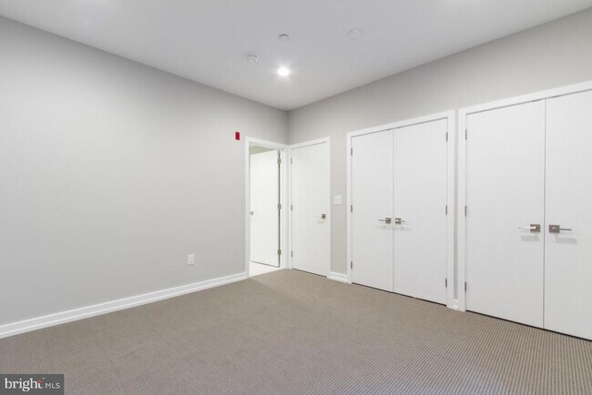 Building Photo - 720 S Sartain St