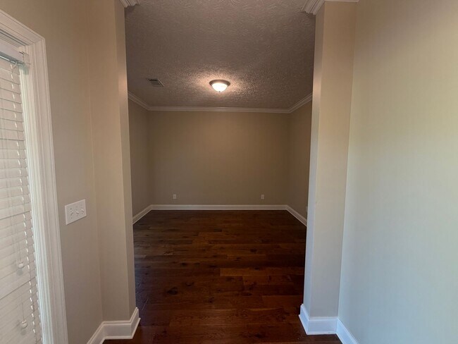 Building Photo - Cozy Condo in Gardens at Gatewood!