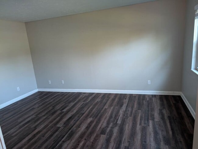 Building Photo - Spacious 2-Bedroom, 1-Bath Apartment Near Karns – Quiet Living with a Large Yard