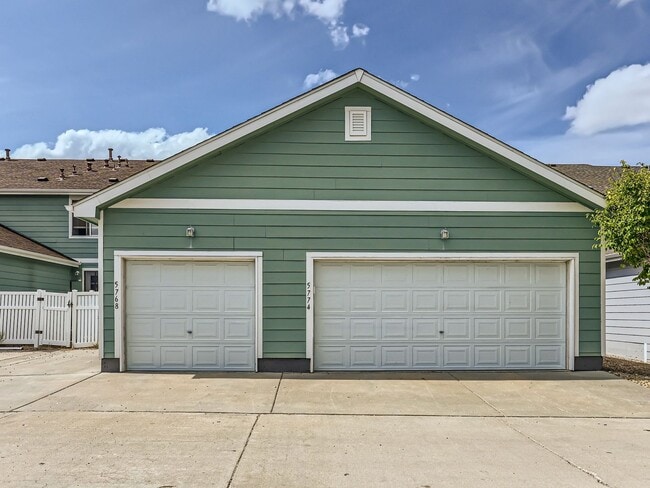 Building Photo - Amazing 2BR, 3BTH w/Garage in First Creek