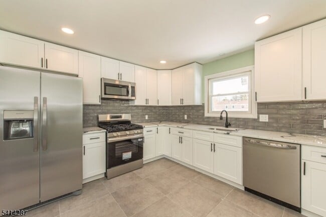 Building Photo - 10 Cardinal Ln