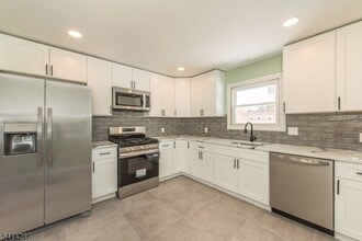 Building Photo - 10 Cardinal Ln