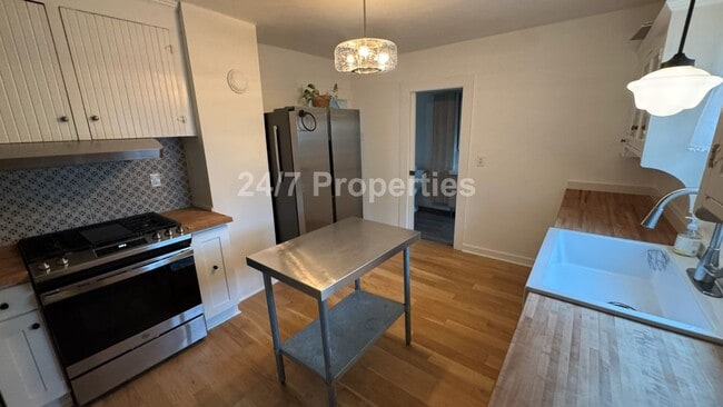 Building Photo - Charming Single-Level Home in Sought-After Roseway