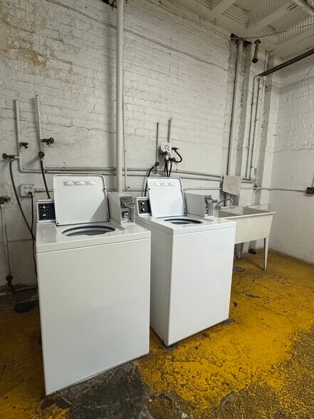 Building Photo - 6913 N Lakewood Ave