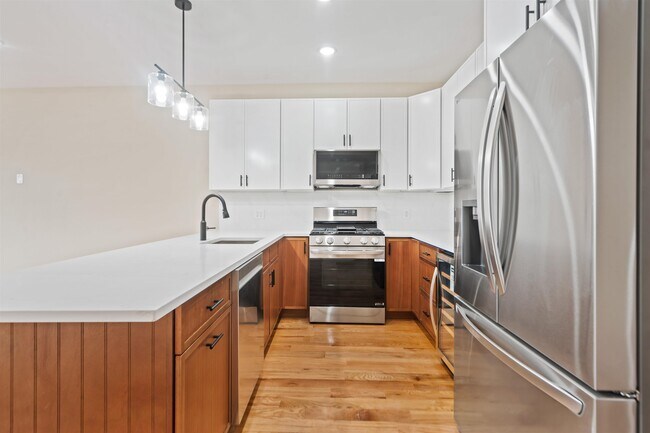 Building Photo - 277 Pearsall Ave
