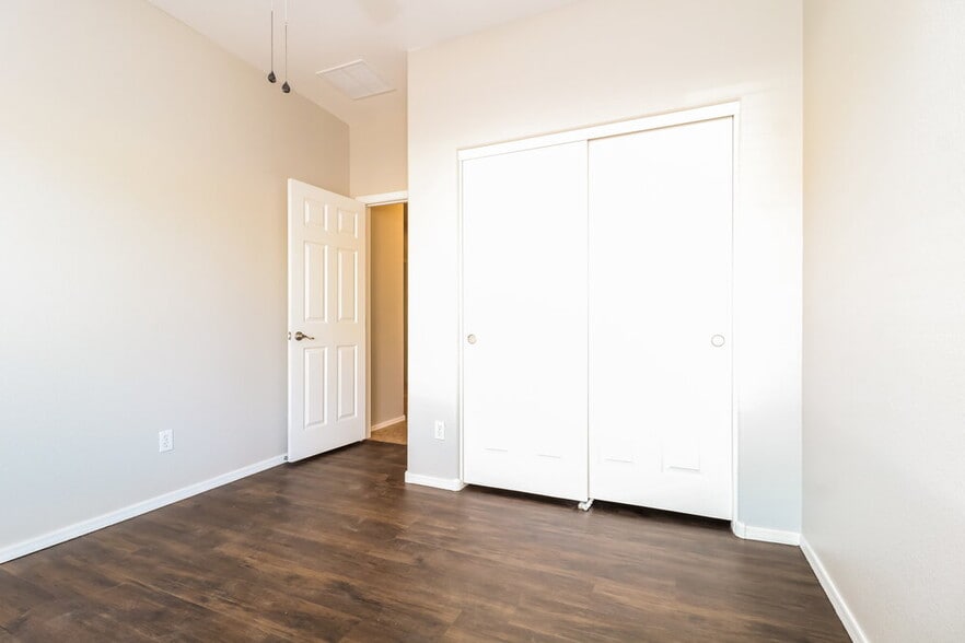 Building Photo - 505 W Del Rio Ln