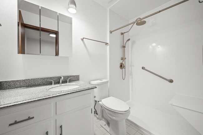 Building Photo - 1332 W Glenlord Rd