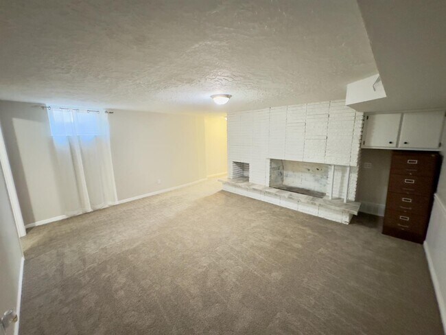 Building Photo - 565 E 900 S St