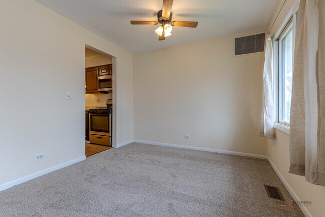 Building Photo - 3004 Roberts Dr
