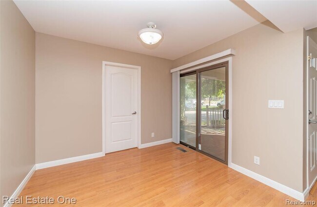 Building Photo - 5652 Drake Hollow Dr E