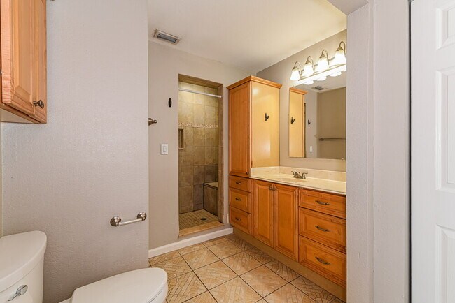 Building Photo - 10907 Meadow Lark Cove Dr