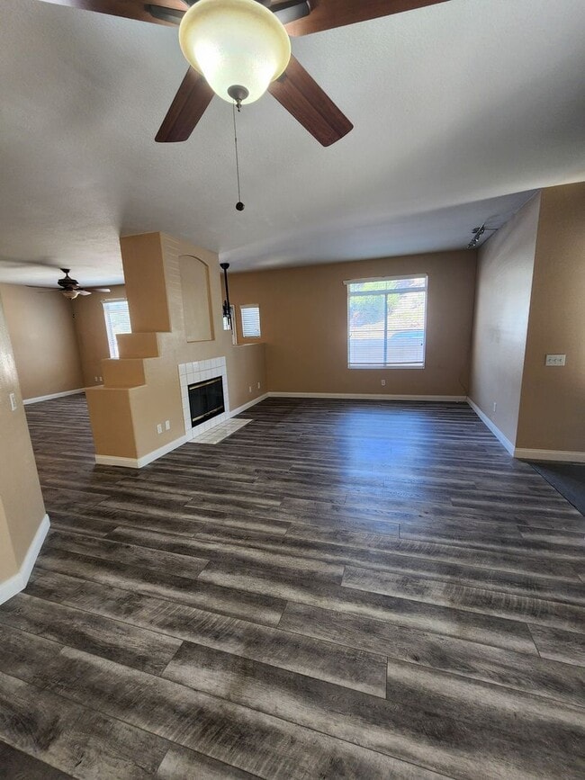 Building Photo - Gorgeous & Spacious 3Bd/2.5Ba, 1,679 SqFt, 2-story Condo - Central A/C & heat, Washer/Dryer - 2 C...