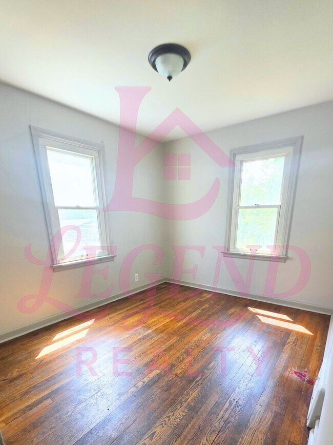 Building Photo - 3 Bedroom, 2 Bath Home with Bonus Room & Double Driveway