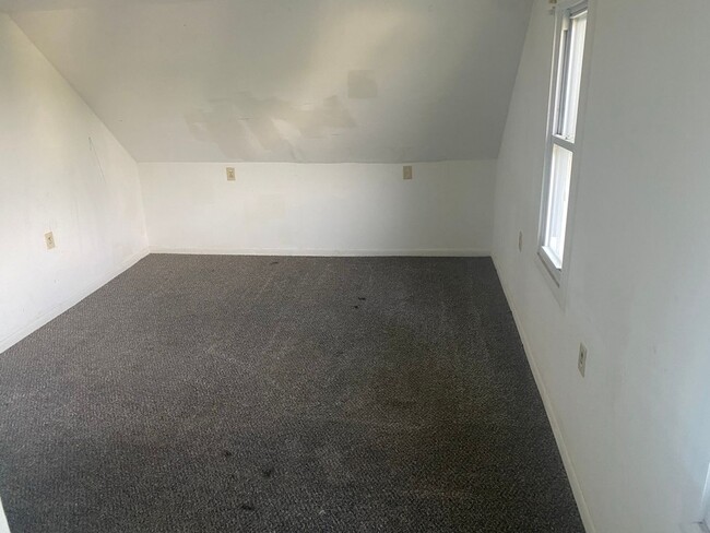 Building Photo - Spacious 2-Bedroom Home for Lease in Akron