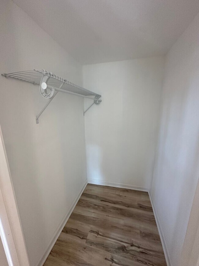 Building Photo - CHARMING, 1 BEDROOM UPPER LEVEL DUPLEX AVAILABLE NOW!