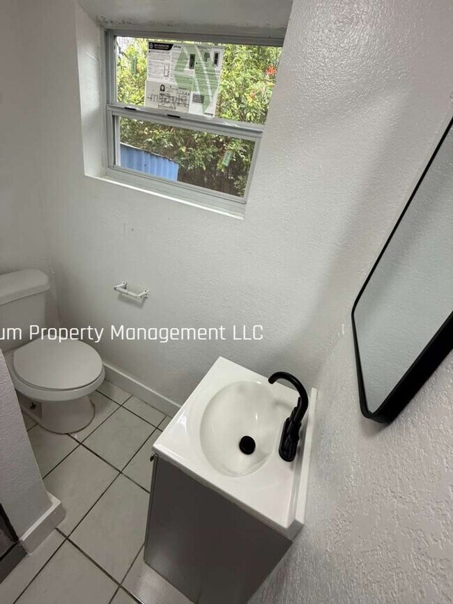 Building Photo - BEAUTIFUL & REMODELED 3/2 AVAILABLE NOW!!