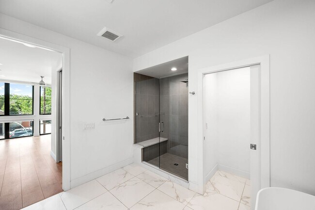 Building Photo - LUX 3BD, 5BA Modern Townhome at 9th & CO Near Congress Park