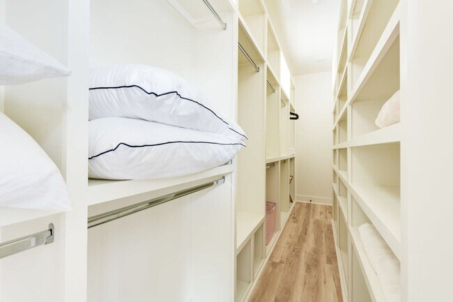 Building Photo - Fully Furnished - Designer Home (Flexible Lease Options)