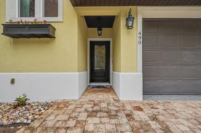Building Photo - 490 Soundview Ct