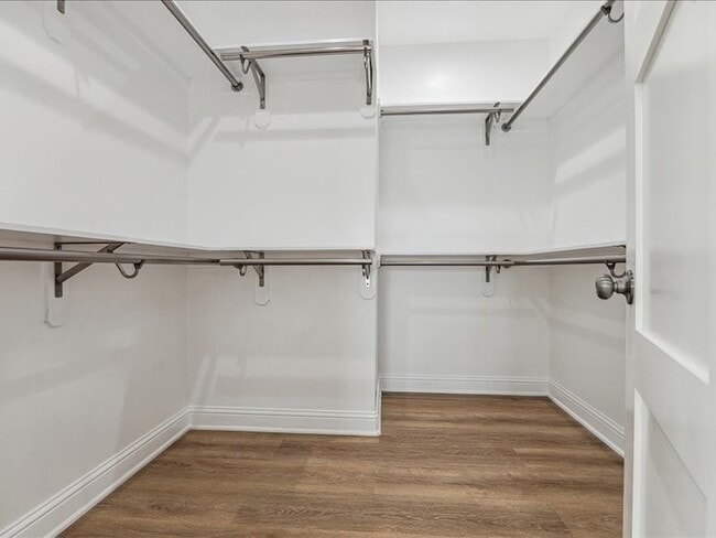 Building Photo - 915 E 37th St