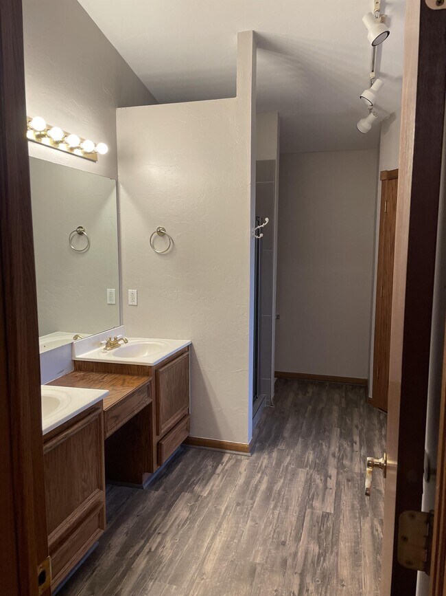 Building Photo - 224 Midway Dr