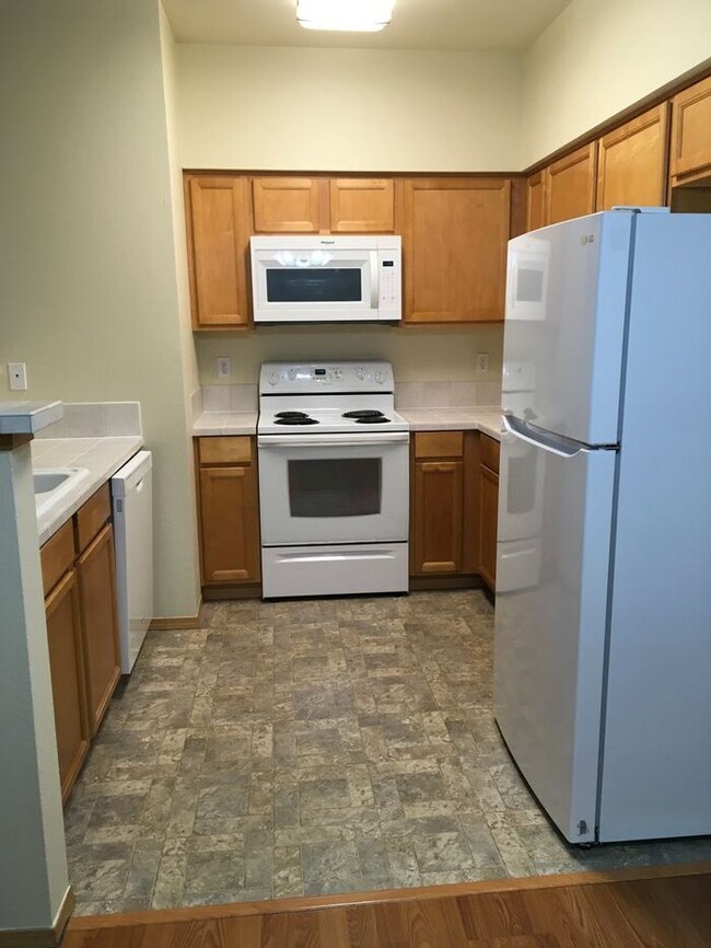 Building Photo - AVAILABLE NOW Spacious condo near shopping
