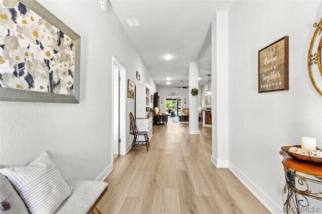 Building Photo - 615 W Rexford Dr