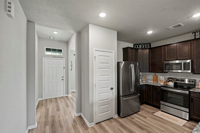 Building Photo - 428 Shoreview Dr