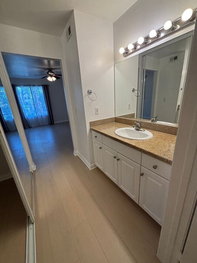 Building Photo - Amazing 1 Bedroom Condo at "The Met" Woodl...