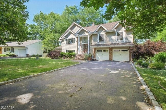Building Photo - 195 Chaucer Dr